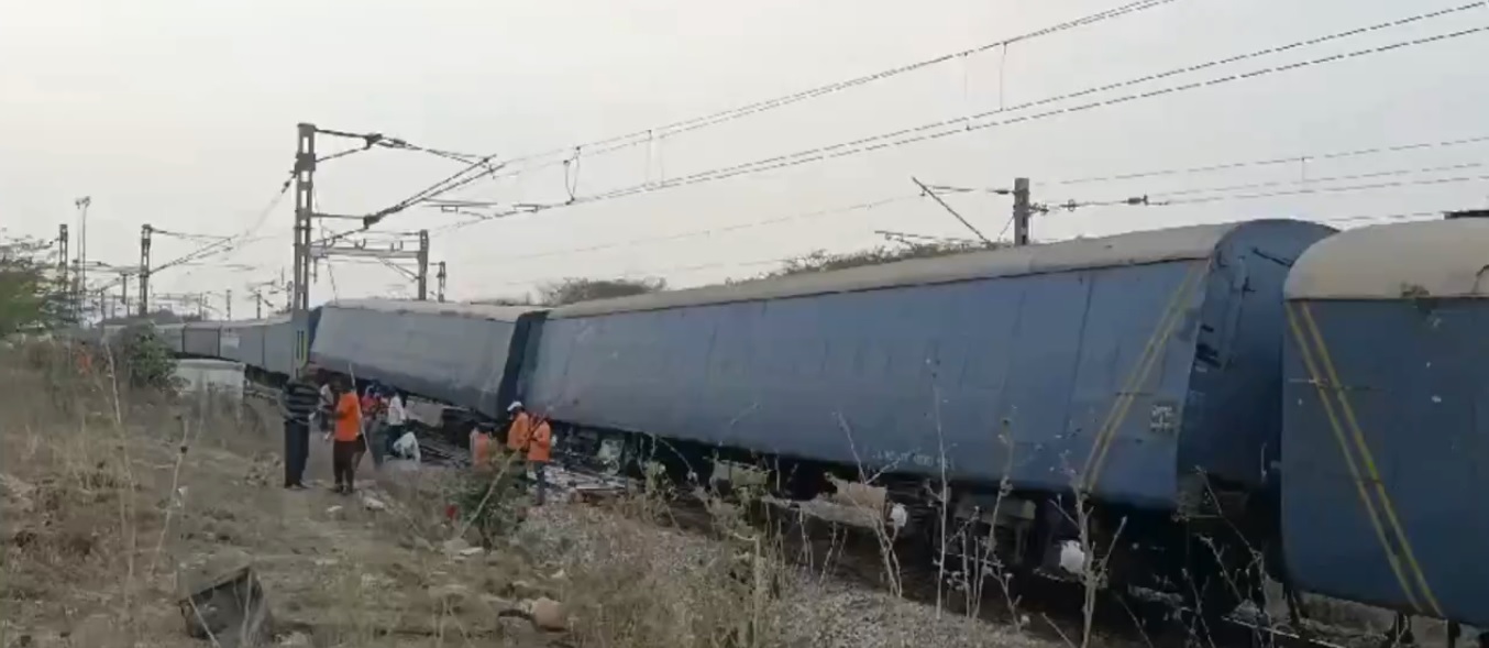 गच्छीपुरा स्टेशन पर मालगाड़ी पटरी से उतरी