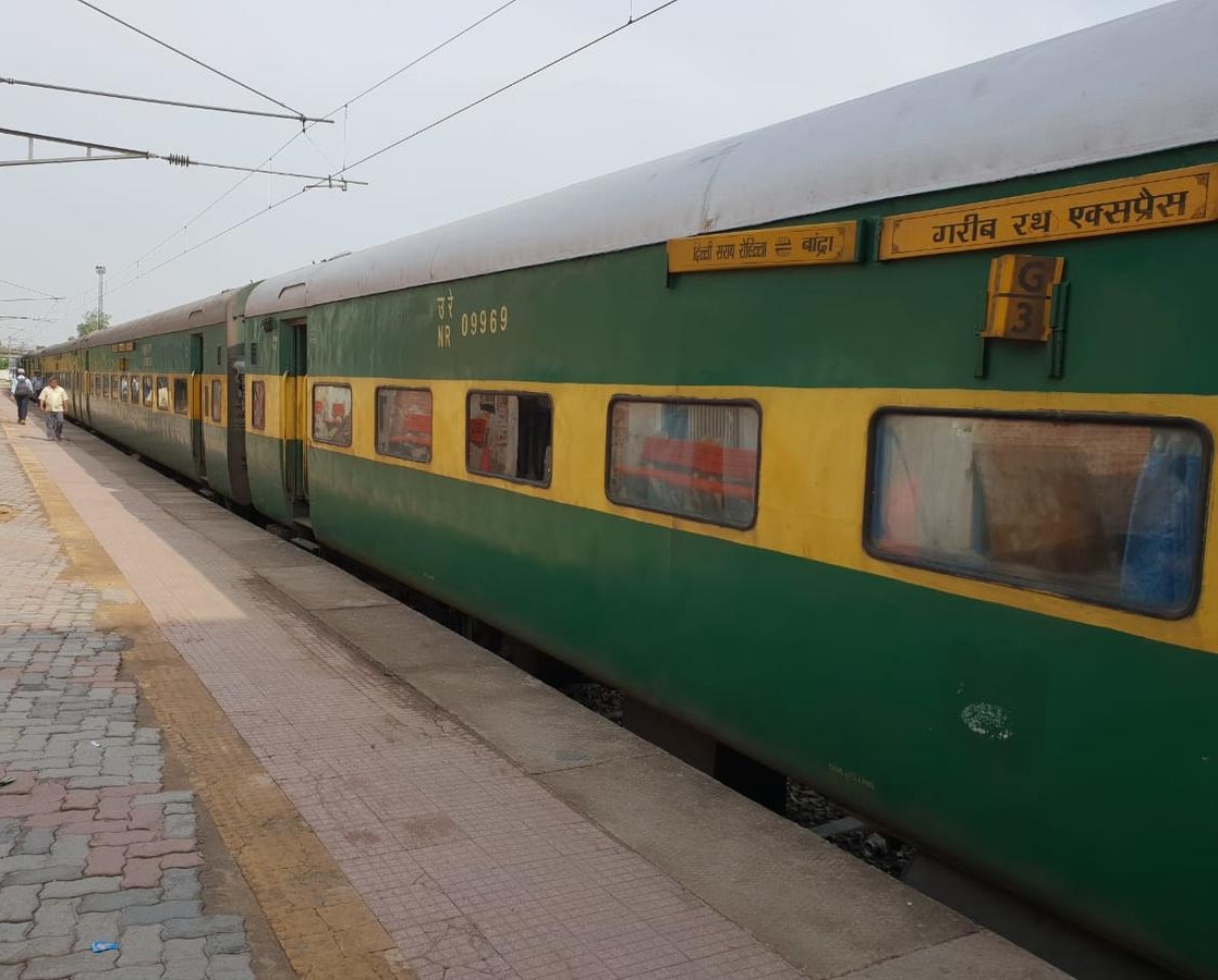 गरीब रथ एक्सप्रेस में लगाया अतिरिक्त एक एसी 3 कोच
