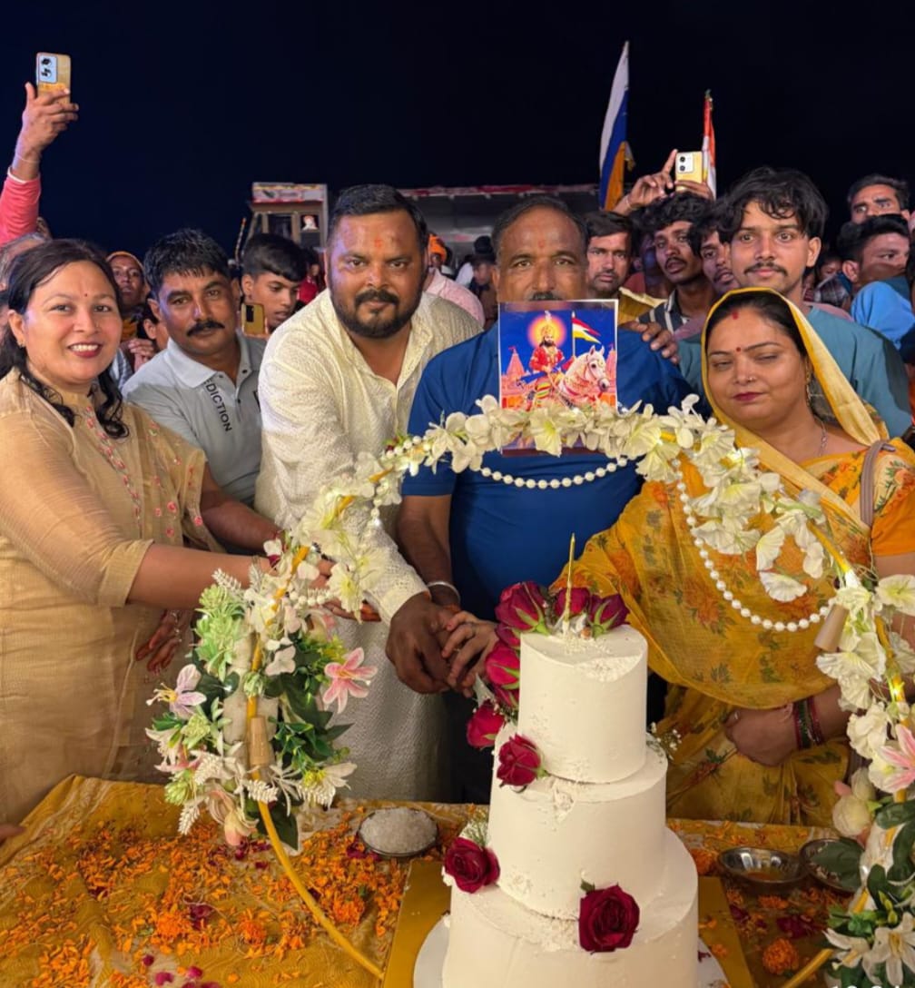 सेवा शिविरों में धूमधाम से मनाया बाबा रामदेव का जन्मदिन