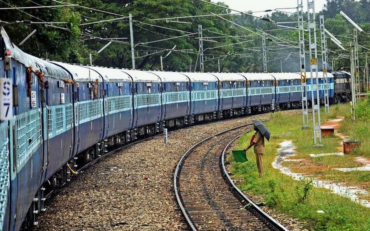 इन स्टेशनों पर ठहरेंगी ये रेलगाड़ियां
