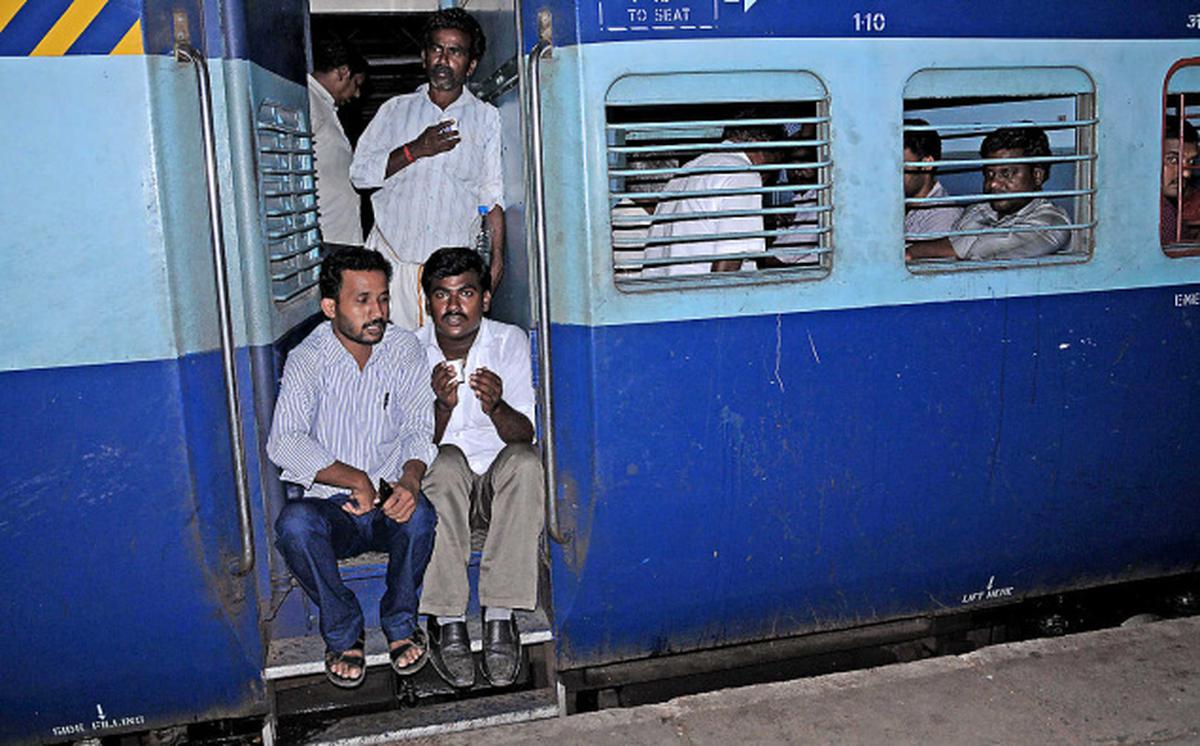 दिवाली पर चलेंगी आठ जोड़ी अनरिजर्व यानी अनारक्षित फेस्टिवल स्‍पेशल ट्रेनें